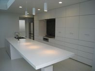 CASAの施工実績「モダンな白の空間に溶け込む２列型キッチン。」